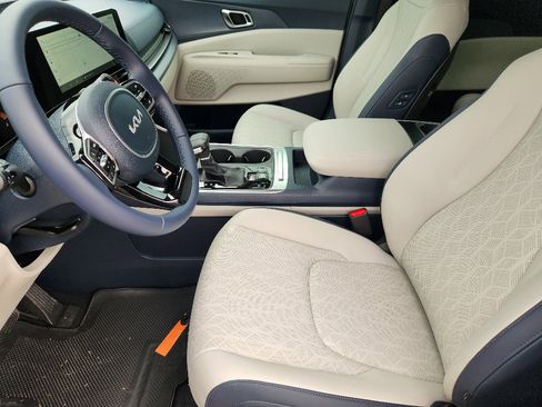 New 2026 Kia Carnival EX image 9