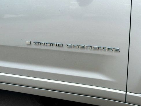Used 2023 Jeep Grand Cherokee Overland AWD/4WD image 9