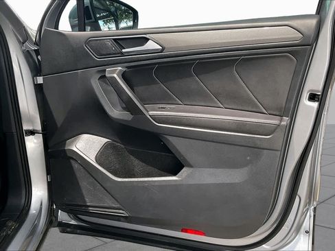 Used 2022 Volkswagen Tiguan SE w/ Panoramic Sunroof Package FWD image 23