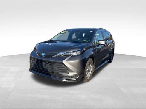 Used 2025 Toyota Sienna LE image 1