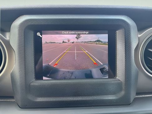 Used 2022 Jeep Gladiator Willys image 34