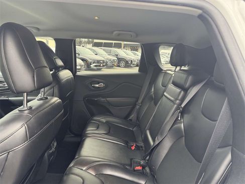 Used 2019 Jeep Cherokee Latitude Plus image 10