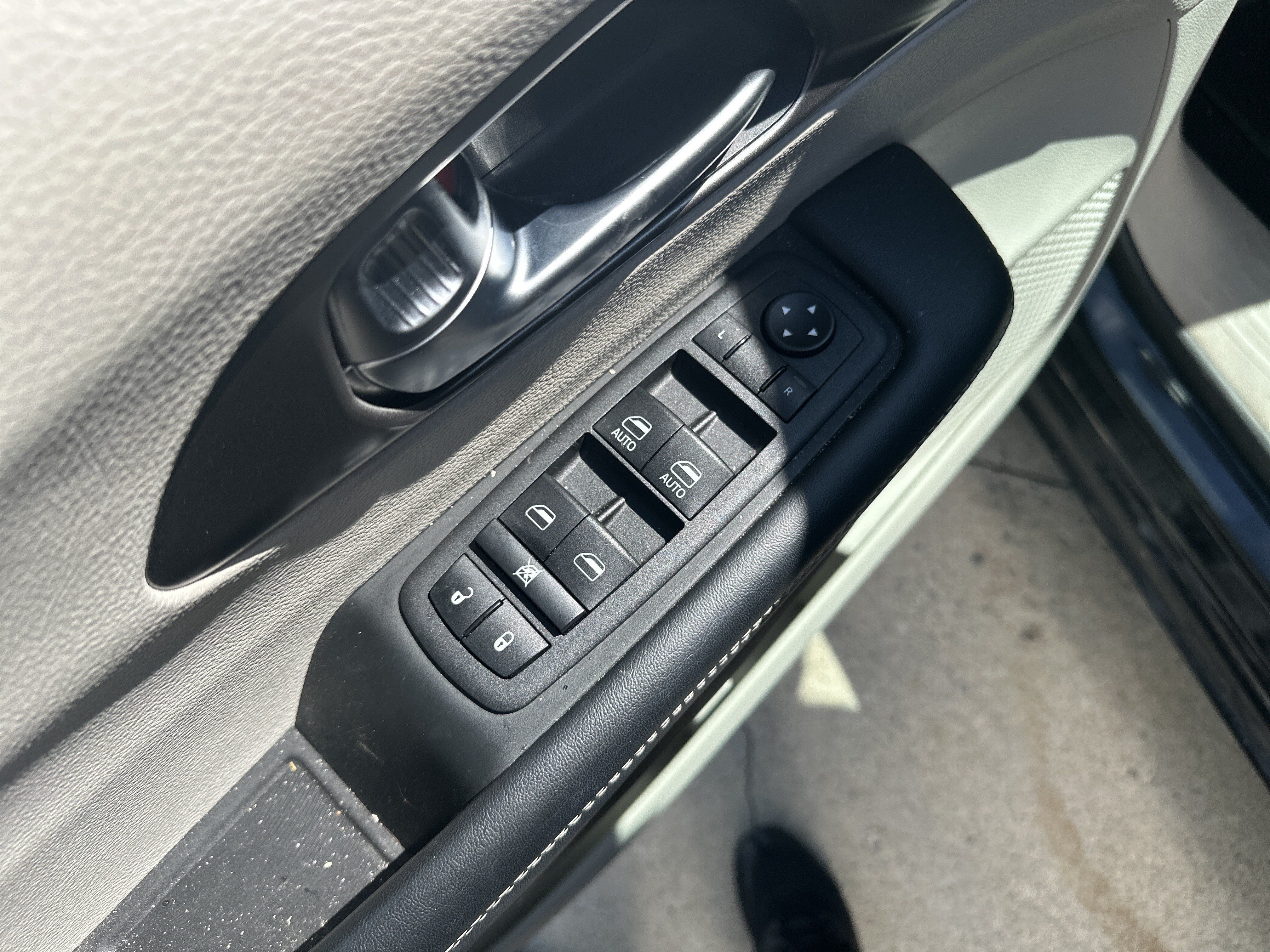 Used 2023 Chrysler Pacifica Touring-L FWD image 14