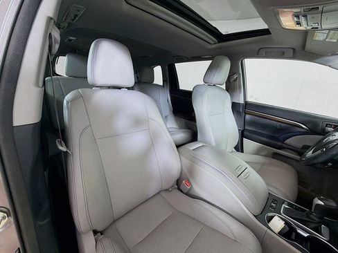 Used 2014 Toyota Highlander Limited w/ Driver Technology Package AWD/4WD image 27