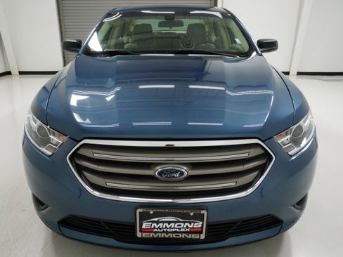 Used 2018 Ford Taurus SE image 2