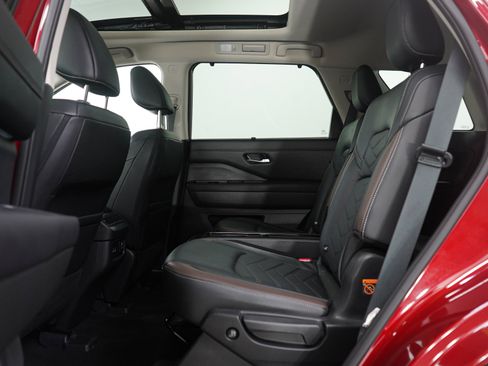 Used 2024 Nissan Pathfinder Platinum AWD/4WD image 22