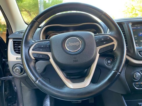 Used 2018 Jeep Cherokee Limited FWD image 60