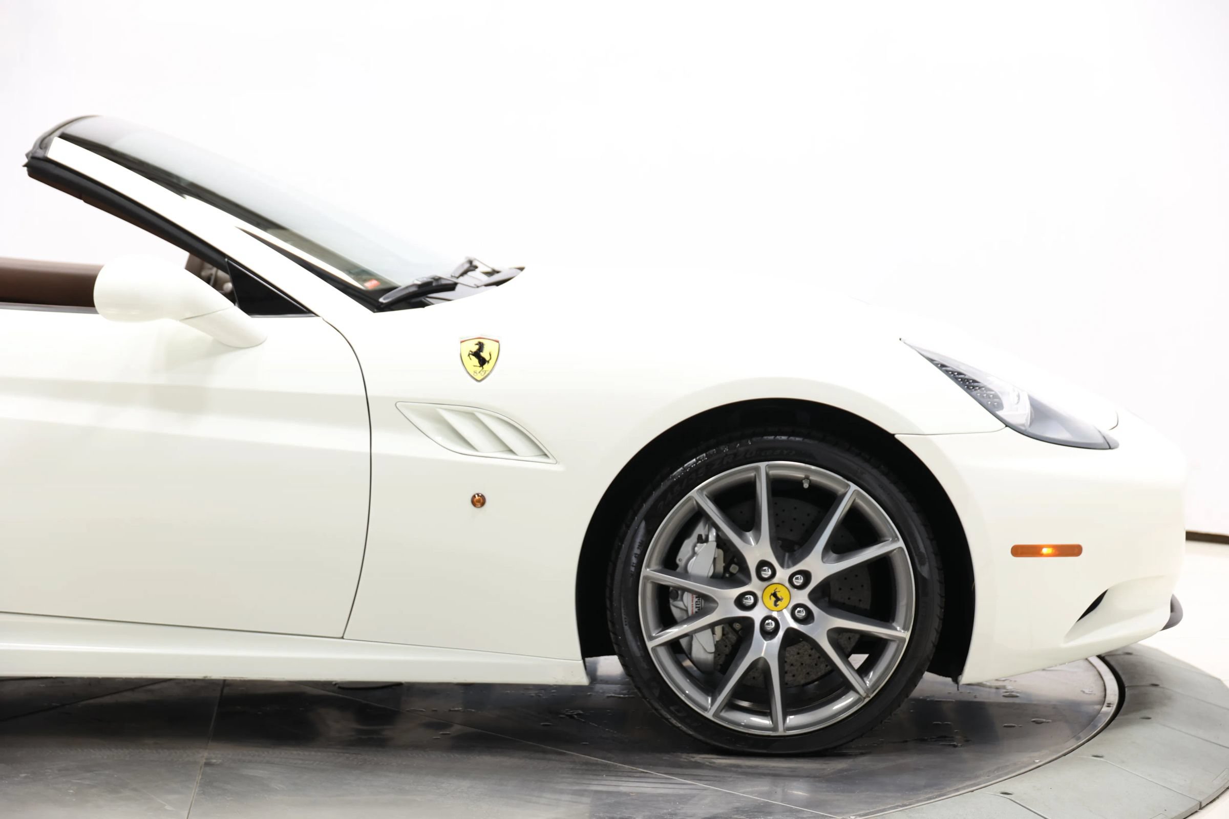 Used 2010 Ferrari California RWD image 83