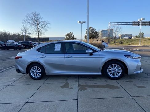 Used 2025 Toyota Camry LE image 12