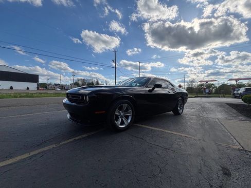 Used 2015 Dodge Challenger SXT RWD image 1