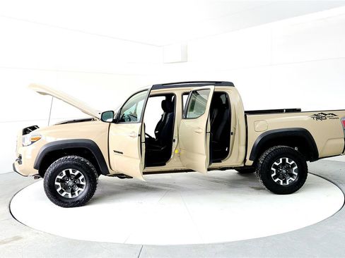 Used 2020 Toyota Tacoma TRD Off-Road image 10