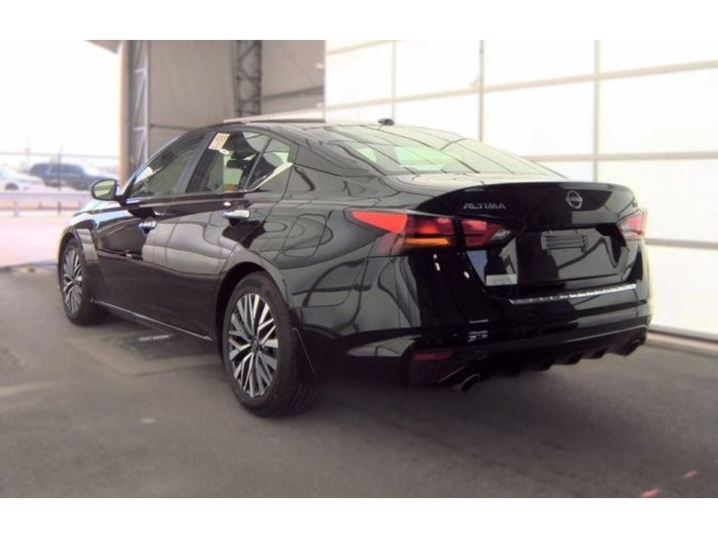 Used 2023 Nissan Altima 2.5 SV w/ SV Premium Package FWD image 3