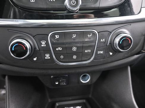 Used 2023 Chevrolet Traverse LT w/ LT Premium Package image 17