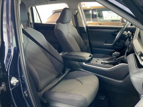 Used 2025 Toyota Highlander LE FWD image 23