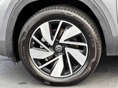 Used 2025 Volkswagen Atlas SE image 32