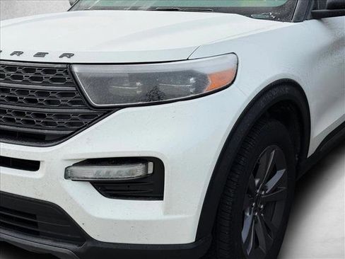 Used 2022 Ford Explorer XLT w/ Equipment Group 202A image 8