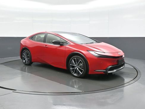 Certified 2025 Toyota Prius XLE image 1