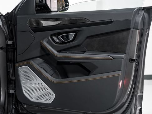 Used 2022 Lamborghini Urus AWD/4WD image 43
