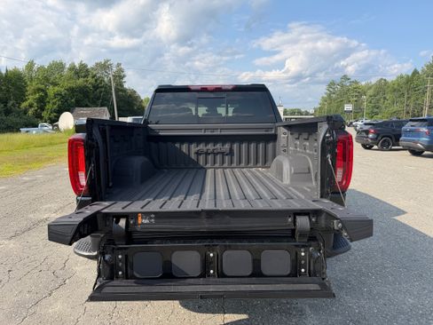 Used 2023 GMC Sierra 1500 AT4 w/ Technology Package AWD/4WD image 5