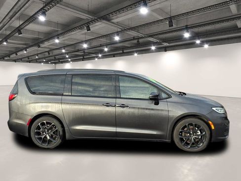 Used 2022 Chrysler Pacifica Touring-L w/ S Appearance Package image 8