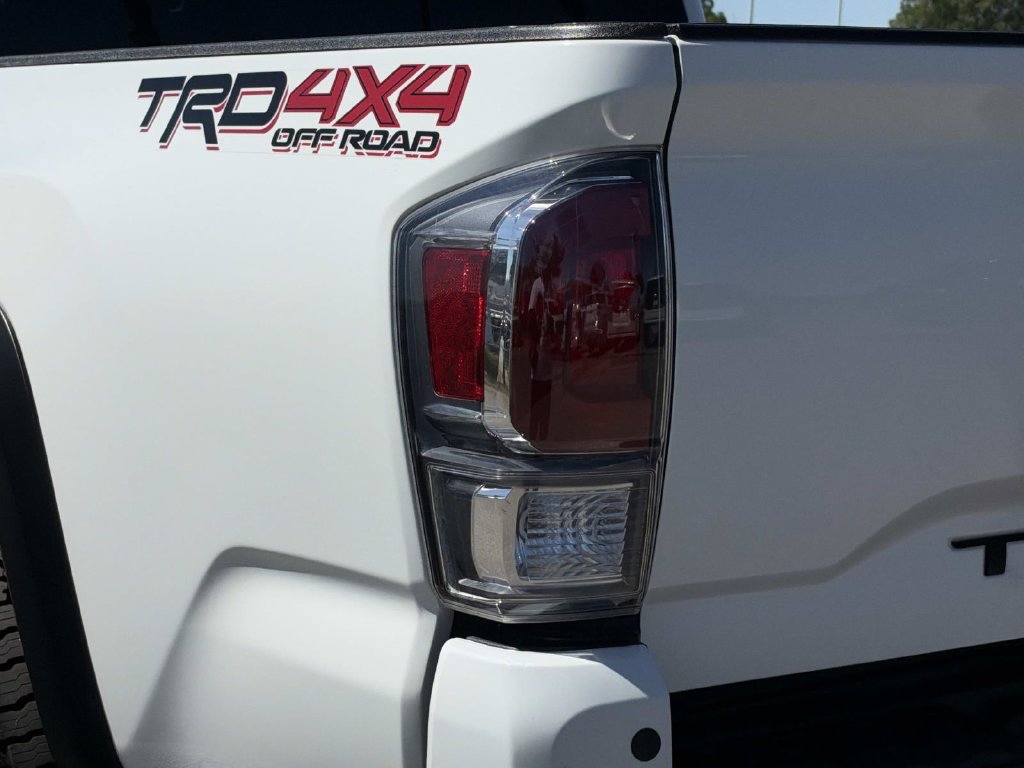 Used 2022 Toyota Tacoma TRD Off-Road w/ Technology Package AWD/4WD image 8