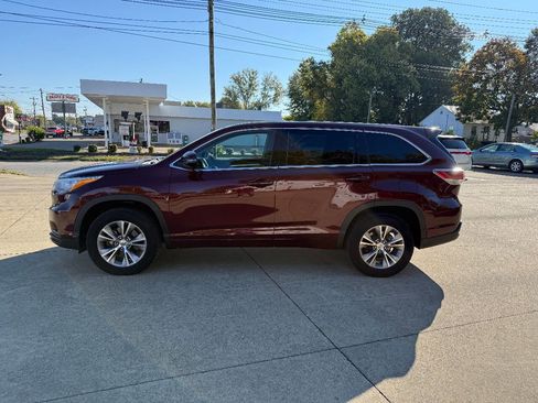 Used 2015 Toyota Highlander LE image 2