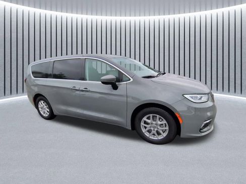 Used 2023 Chrysler Pacifica Touring-L FWD image 13