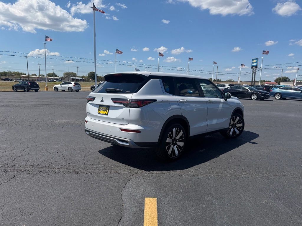 Used 2025 Mitsubishi Outlander SE AWD/4WD image 5