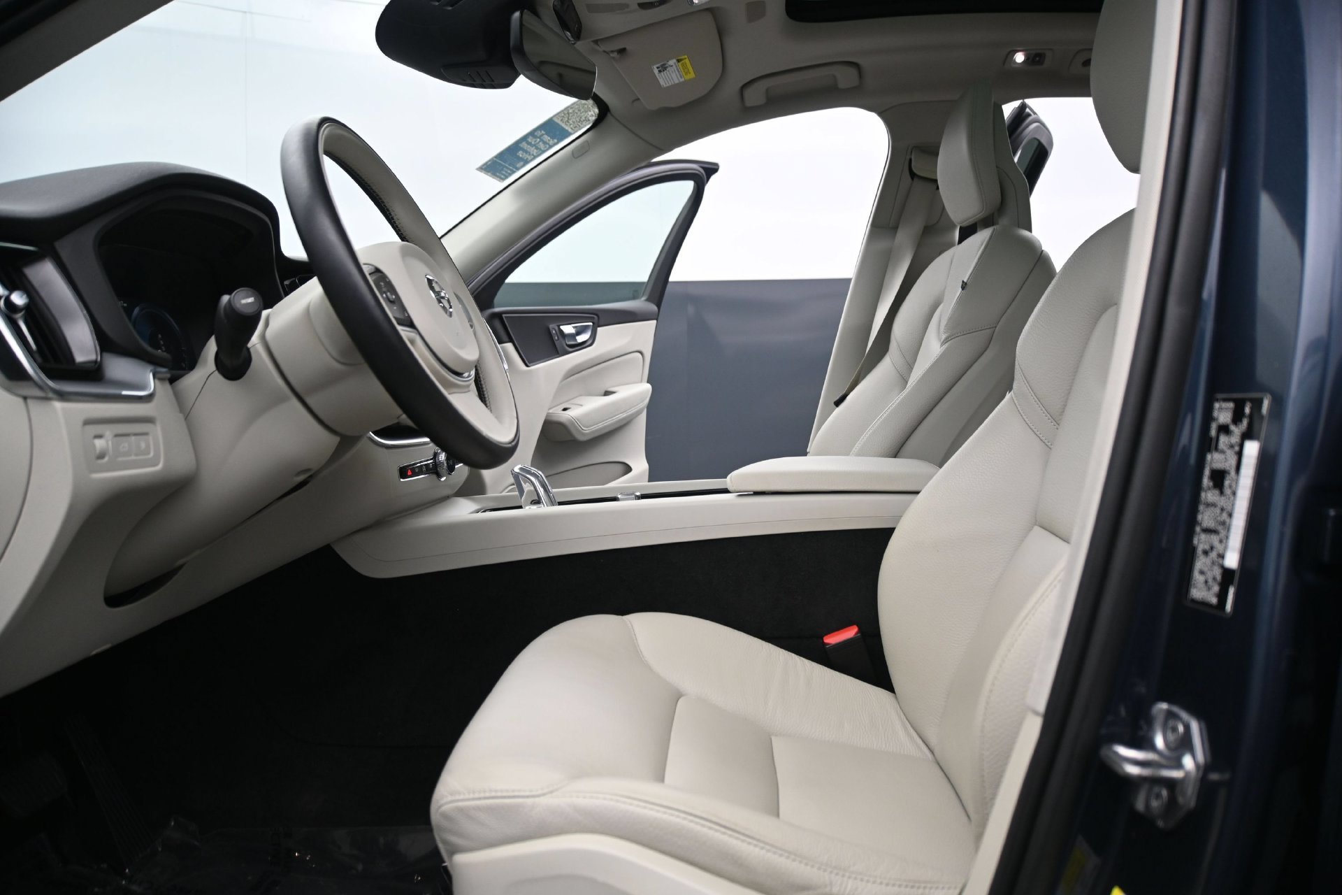 Used 2018 Volvo XC60 T8 Momentum AWD/4WD image 21