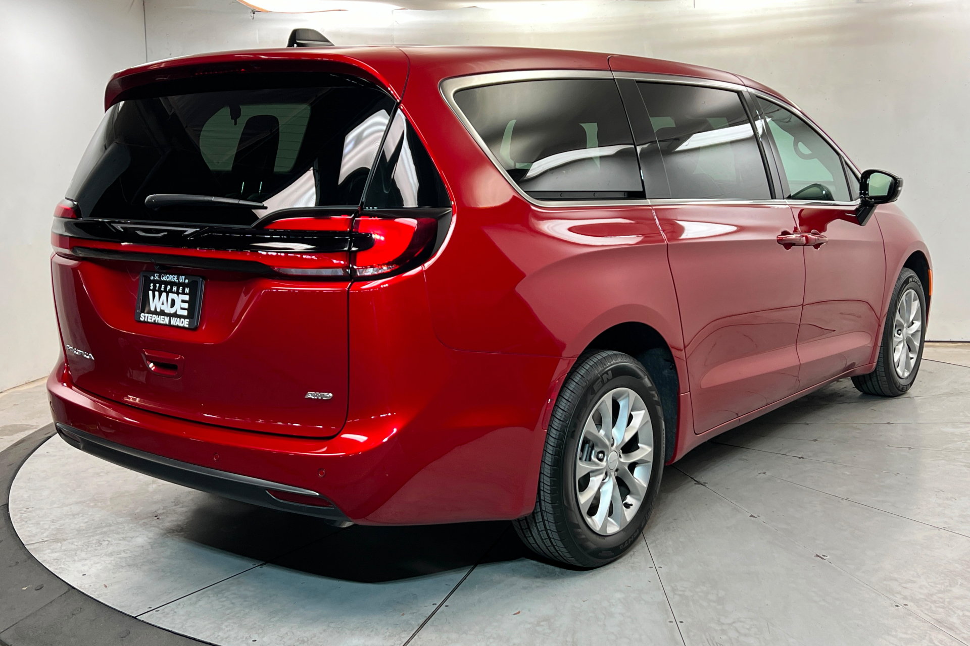 Used 2027 Chrysler Pacifica Select AWD/4WD image 5