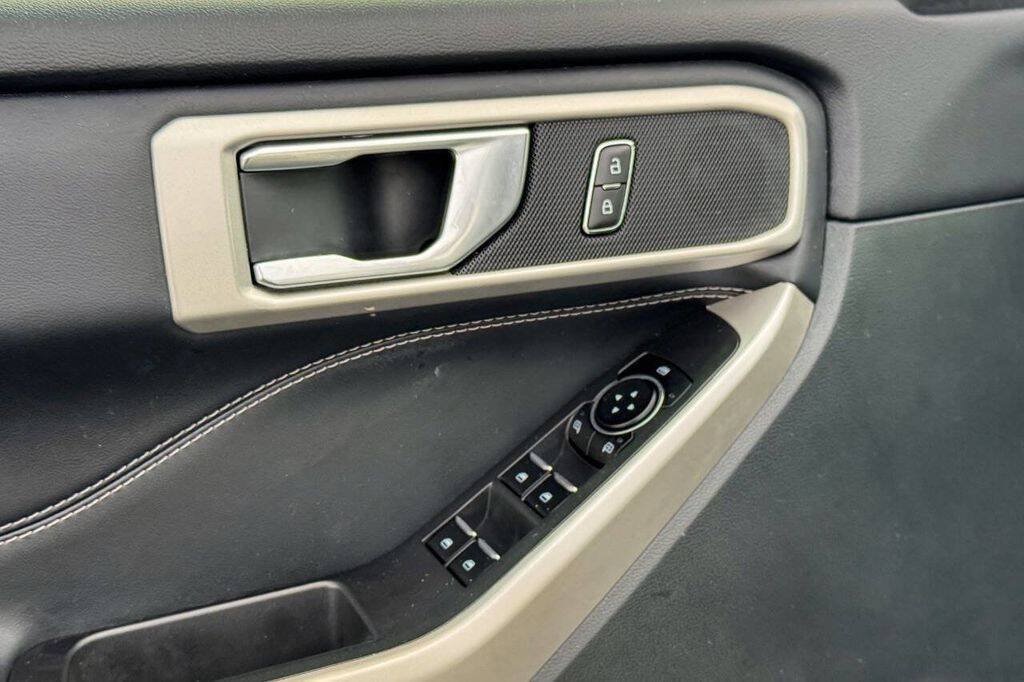 Used 2022 Ford Explorer XLT w/ Equipment Group 202A AWD/4WD image 23