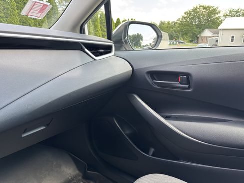 Used 2025 Toyota Corolla LE FWD image 21