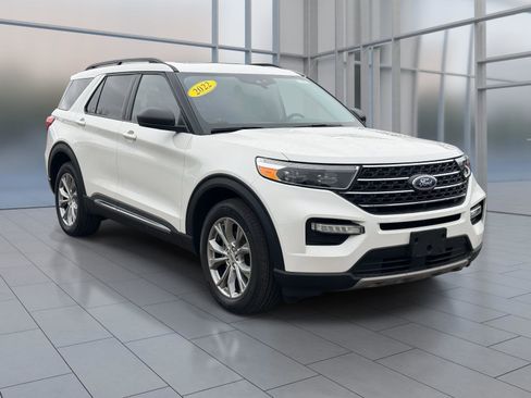 Used 2022 Ford Explorer XLT w/ Equipment Group 202A image 2