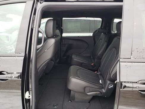 New 2026 Chrysler Pacifica Select w/ S Appearance Package FWD image 7