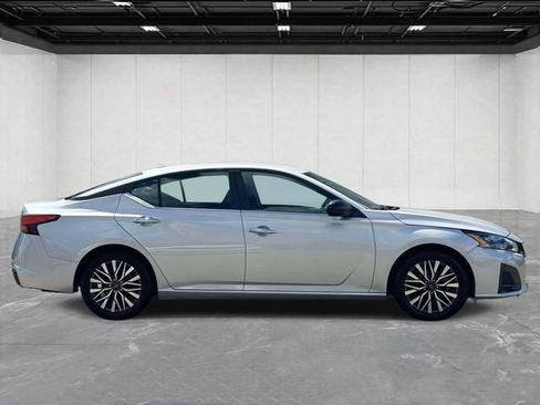 Used 2024 Nissan Altima 2.5 SV FWD image 4