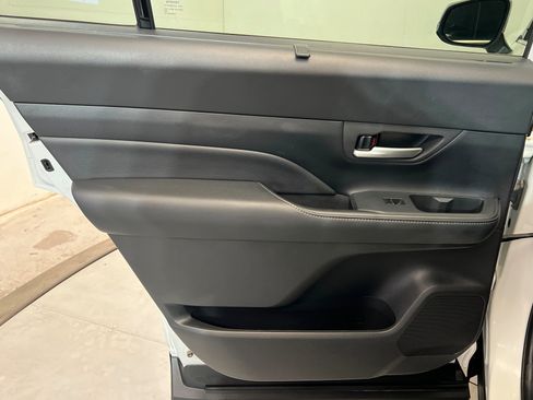 Used 2025 Toyota Grand Highlander AWD image 19