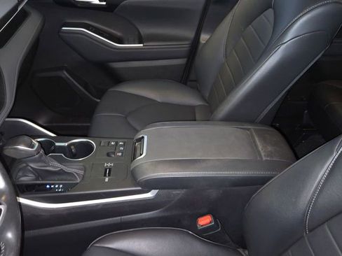 Used 2023 Toyota Highlander XLE image 20