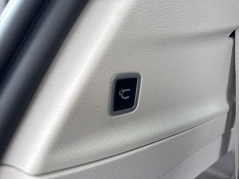 Used 2024 Chrysler Pacifica Touring-L image 9