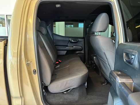 Used 2017 Toyota Tacoma TRD Off-Road w/ Premium & Technology Package AWD/4WD image 25