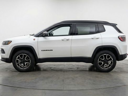 Used 2025 Jeep Compass Trailhawk AWD/4WD image 5