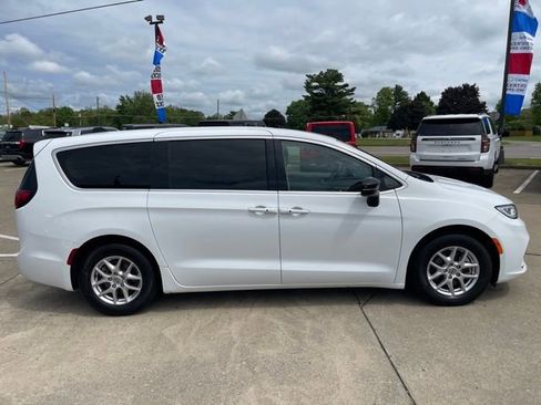 Used 2024 Chrysler Pacifica Touring-L FWD image 8