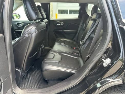 Used 2019 Jeep Cherokee Latitude Plus AWD/4WD image 16