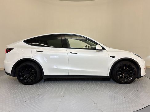 Used 2024 Tesla Model Y Long Range image 8