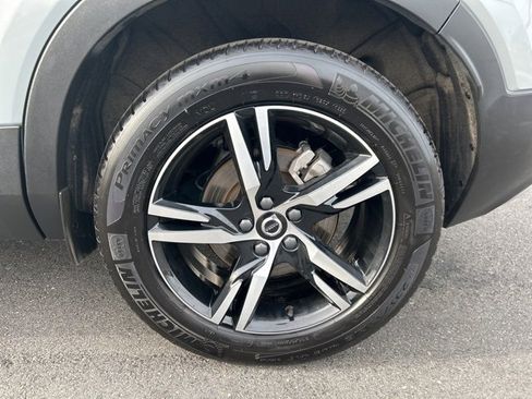 Certified 2025 Volvo XC40 B5 Core image 9