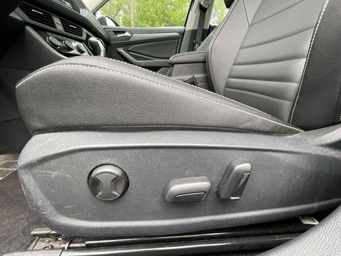 Used 2024 Volkswagen Jetta SE FWD image 13