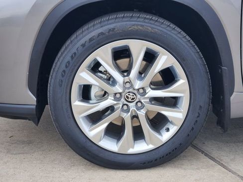 Used 2026 Toyota Highlander Limited image 8