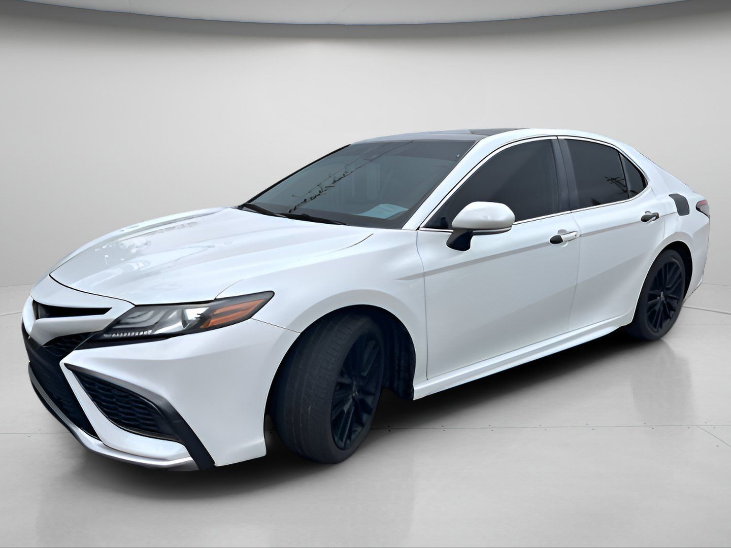 Used 2021 Toyota Camry XSE FWD image 2