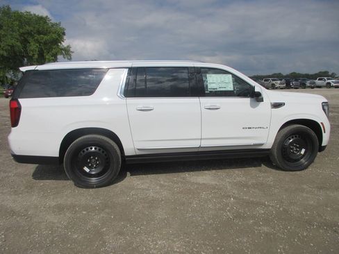 New 2026 GMC Yukon XL Denali w/ Denali Reserve Package AWD/4WD image 3