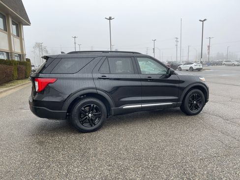Used 2022 Ford Explorer XLT AWD/4WD image 3