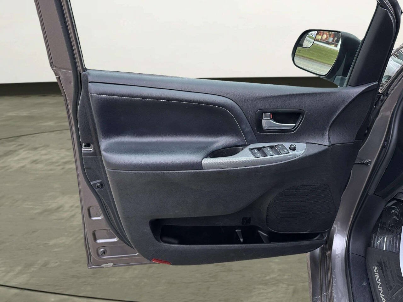 Used 2015 Toyota Sienna SE FWD image 10
